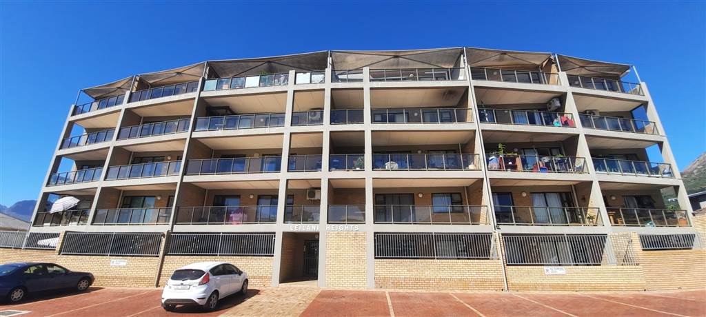 2 Bed Apartment in Paarl Central East photo number 2