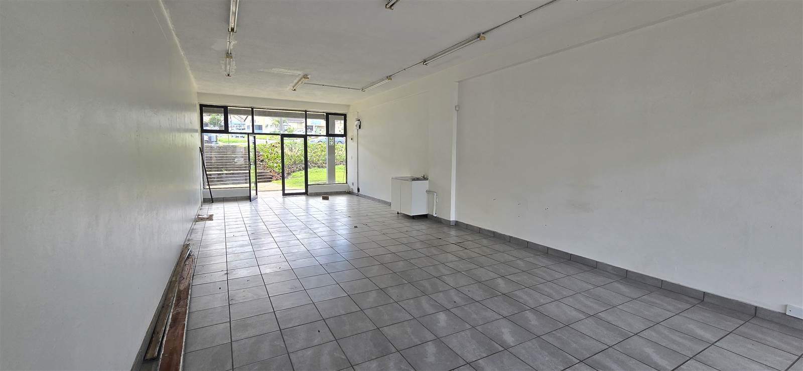 60  m² Commercial space in Uvongo photo number 3