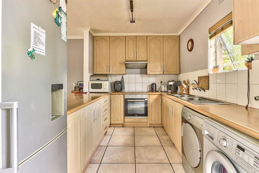 3 Bed Townhouse in Milnerton photo number 6