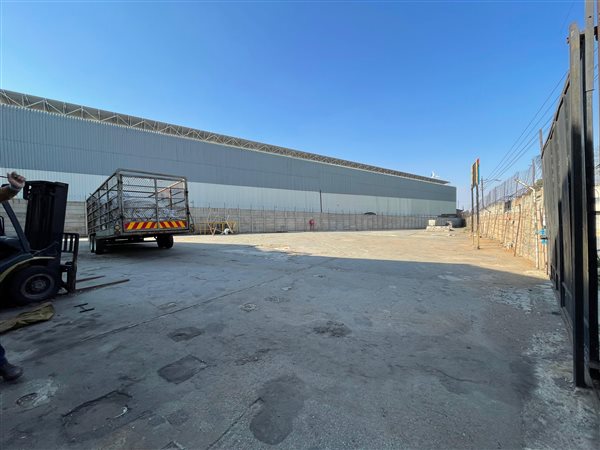 1 300  m² Industrial space