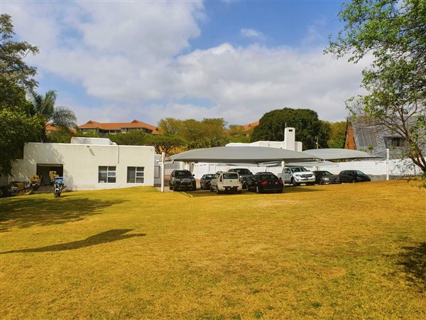 700  m² Office Space in Bryanston