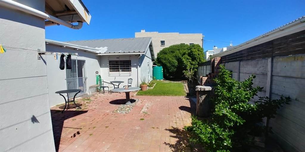 2 Bed House in Yzerfontein photo number 8