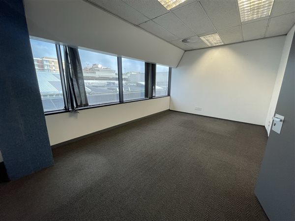 213  m² Commercial space