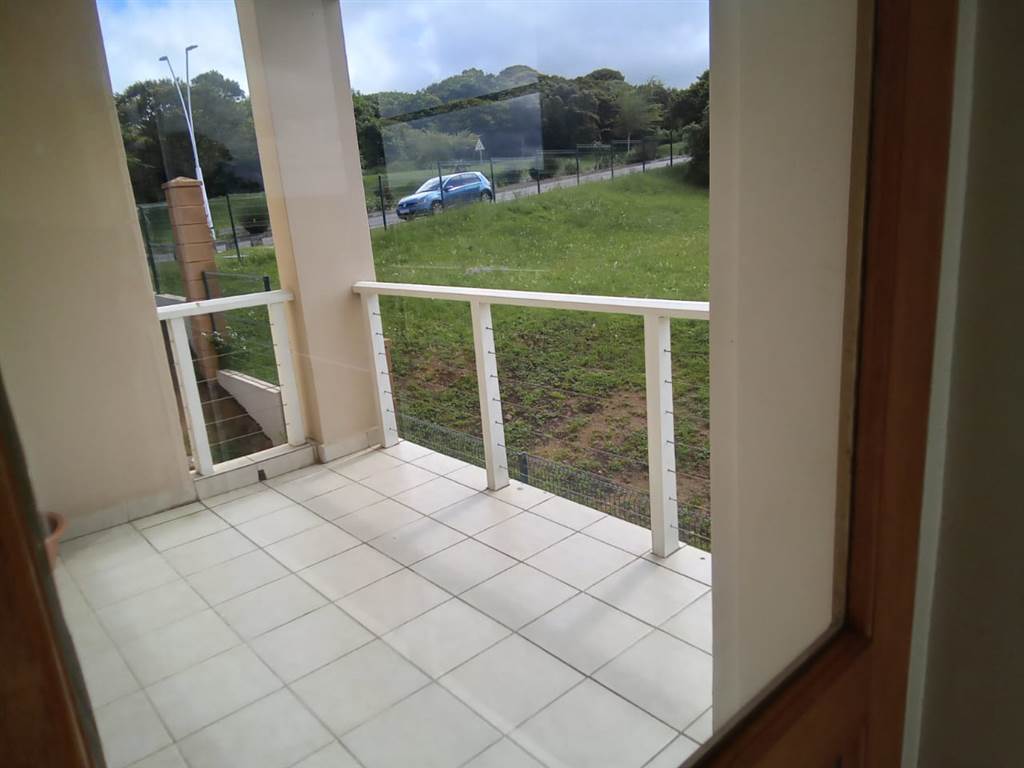 3 Bed Apartment in Beacon Bay photo number 13