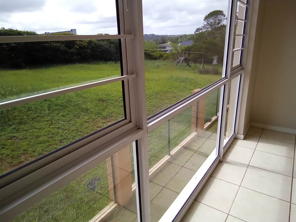 3 Bed Apartment in Beacon Bay photo number 11