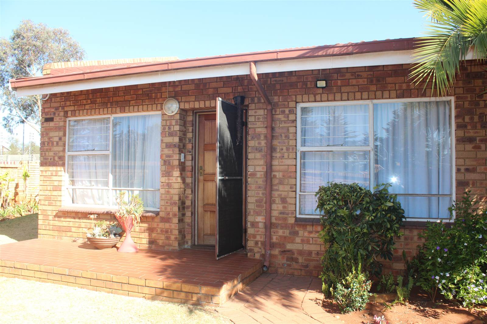 3 Bed Townhouse in Carletonville photo number 1
