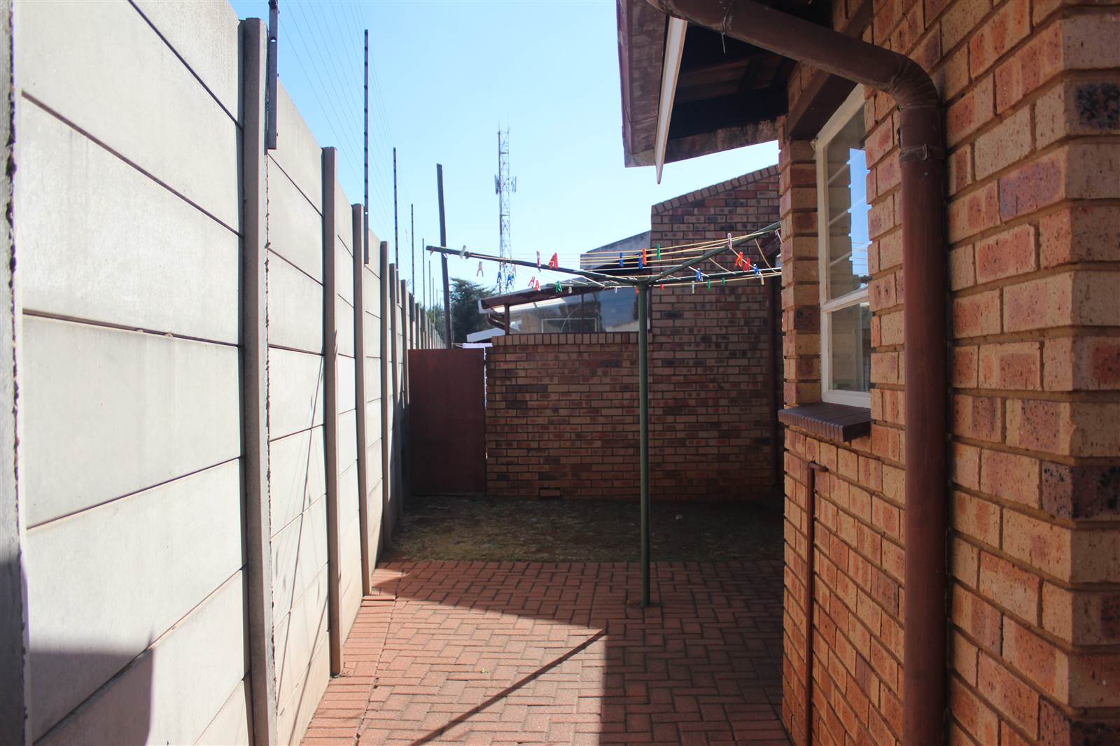 3 Bed Townhouse in Carletonville photo number 3