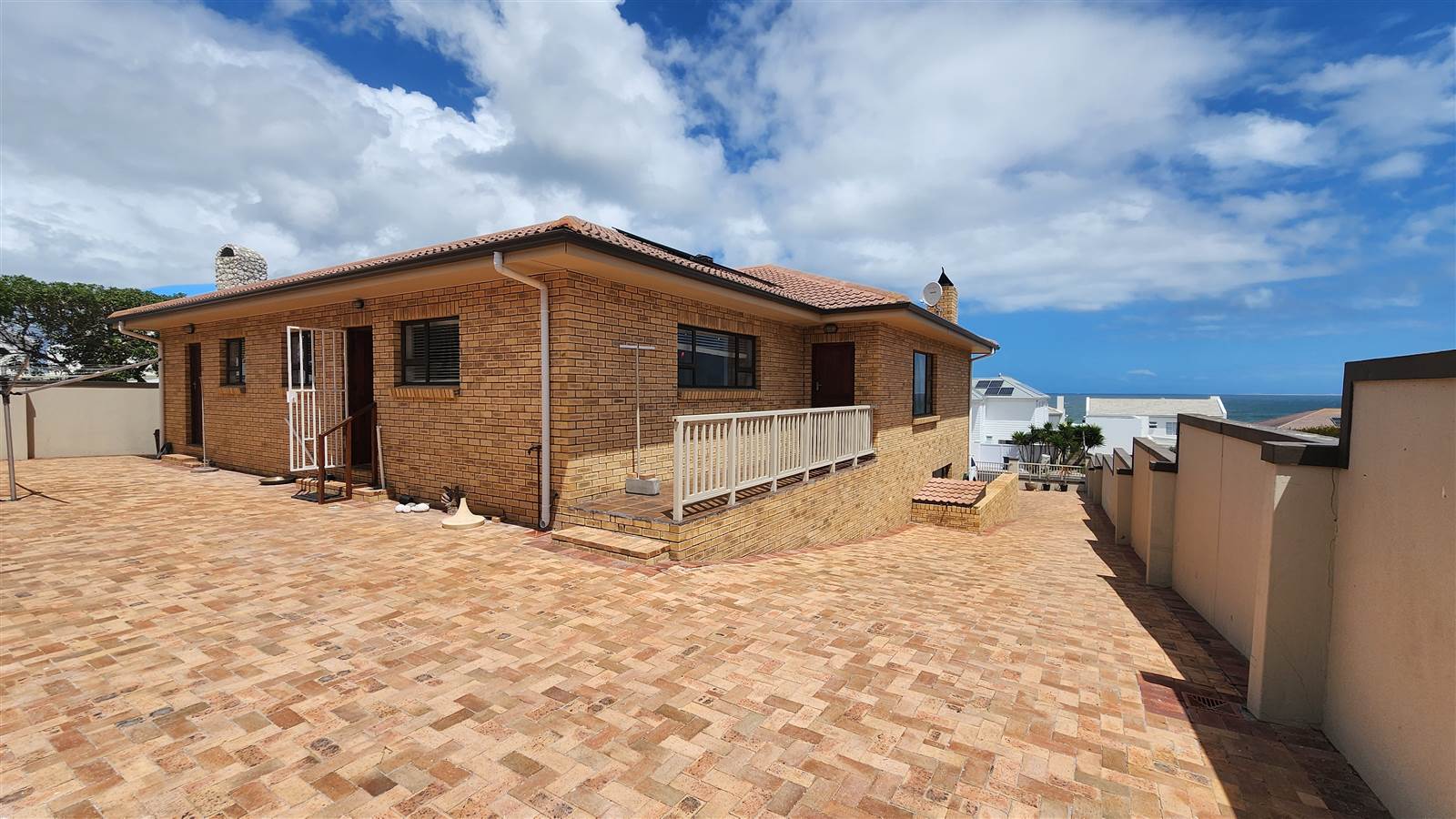 4 Bed House in Yzerfontein photo number 2