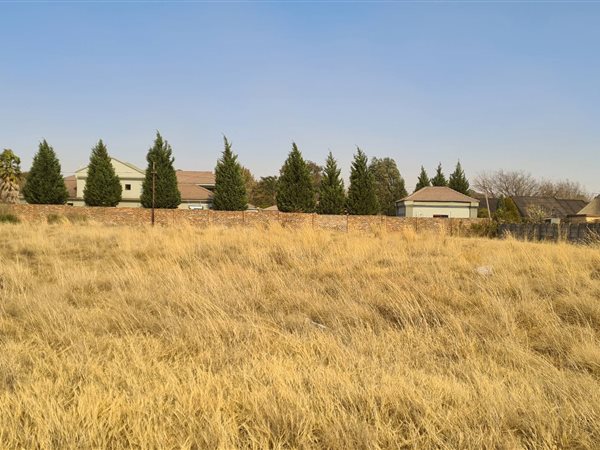 1 858 m² Land