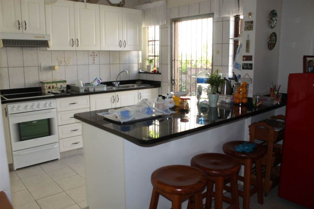 3 Bed Townhouse in Amanzimtoti photo number 10