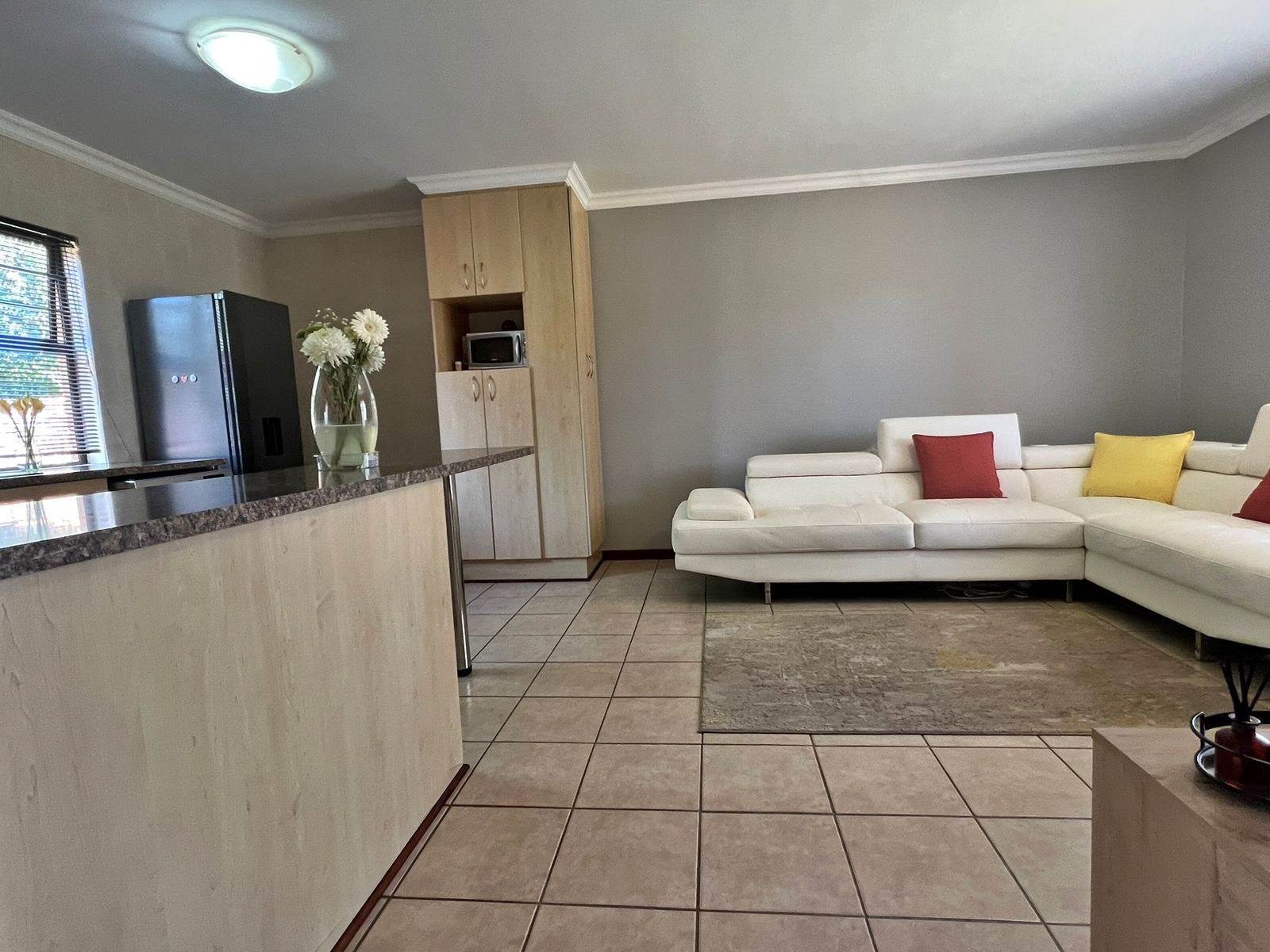 2 Bed Apartment in Spitskop photo number 4