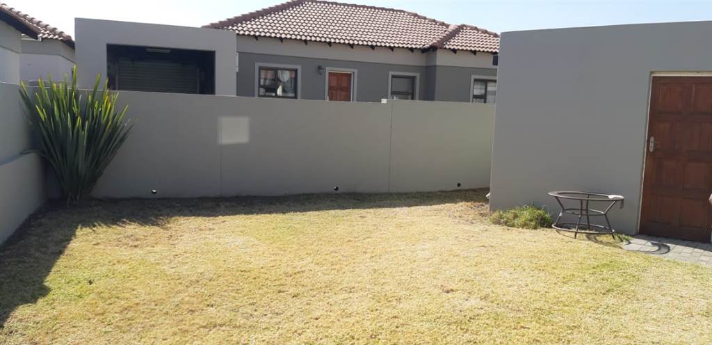 2 Bed Townhouse in Trichardt photo number 12