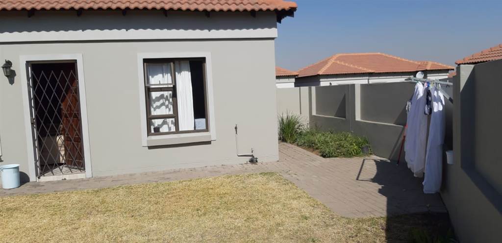 2 Bed Townhouse in Trichardt photo number 13