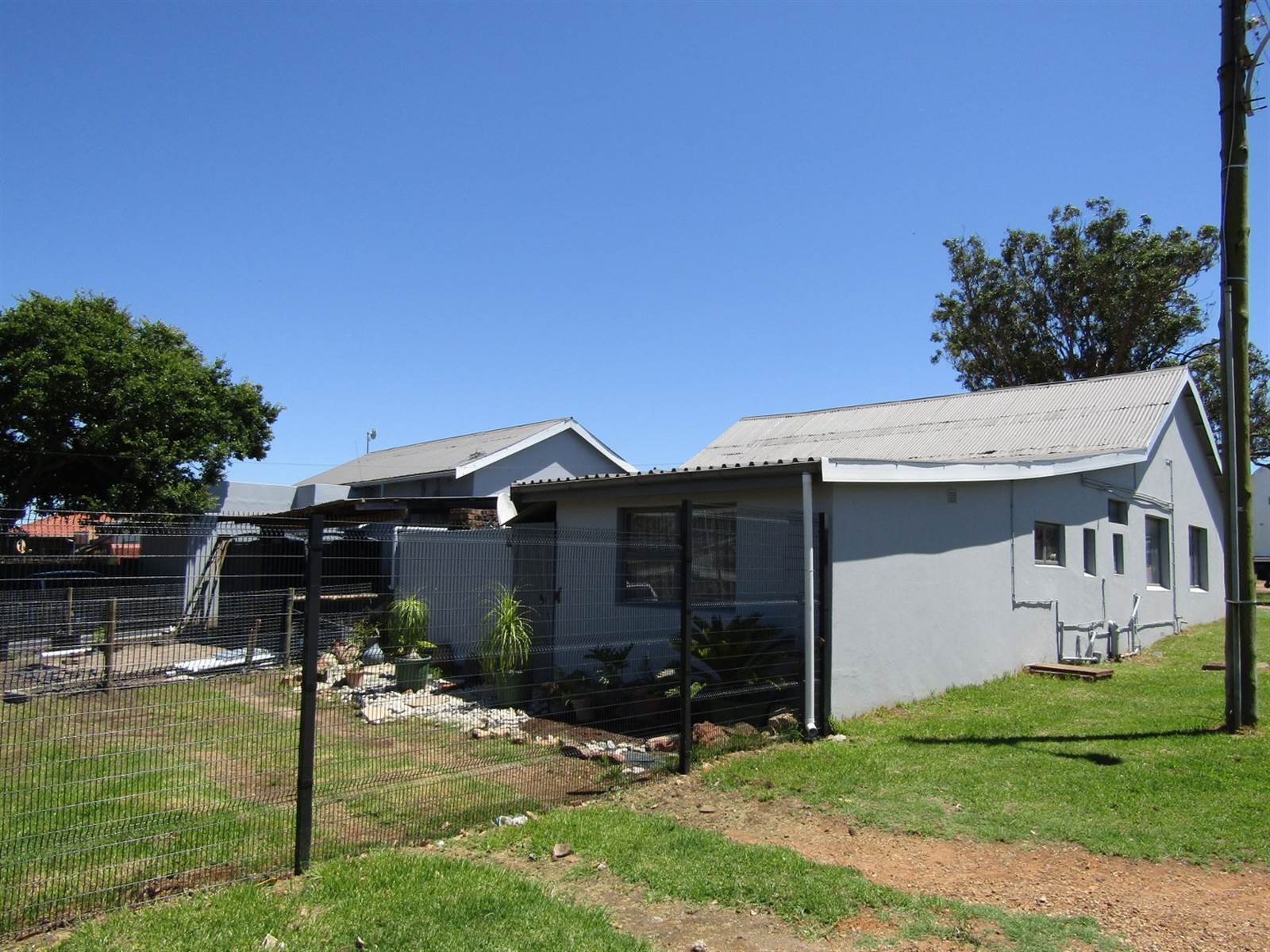 6 Bed Flat in Humansdorp photo number 4