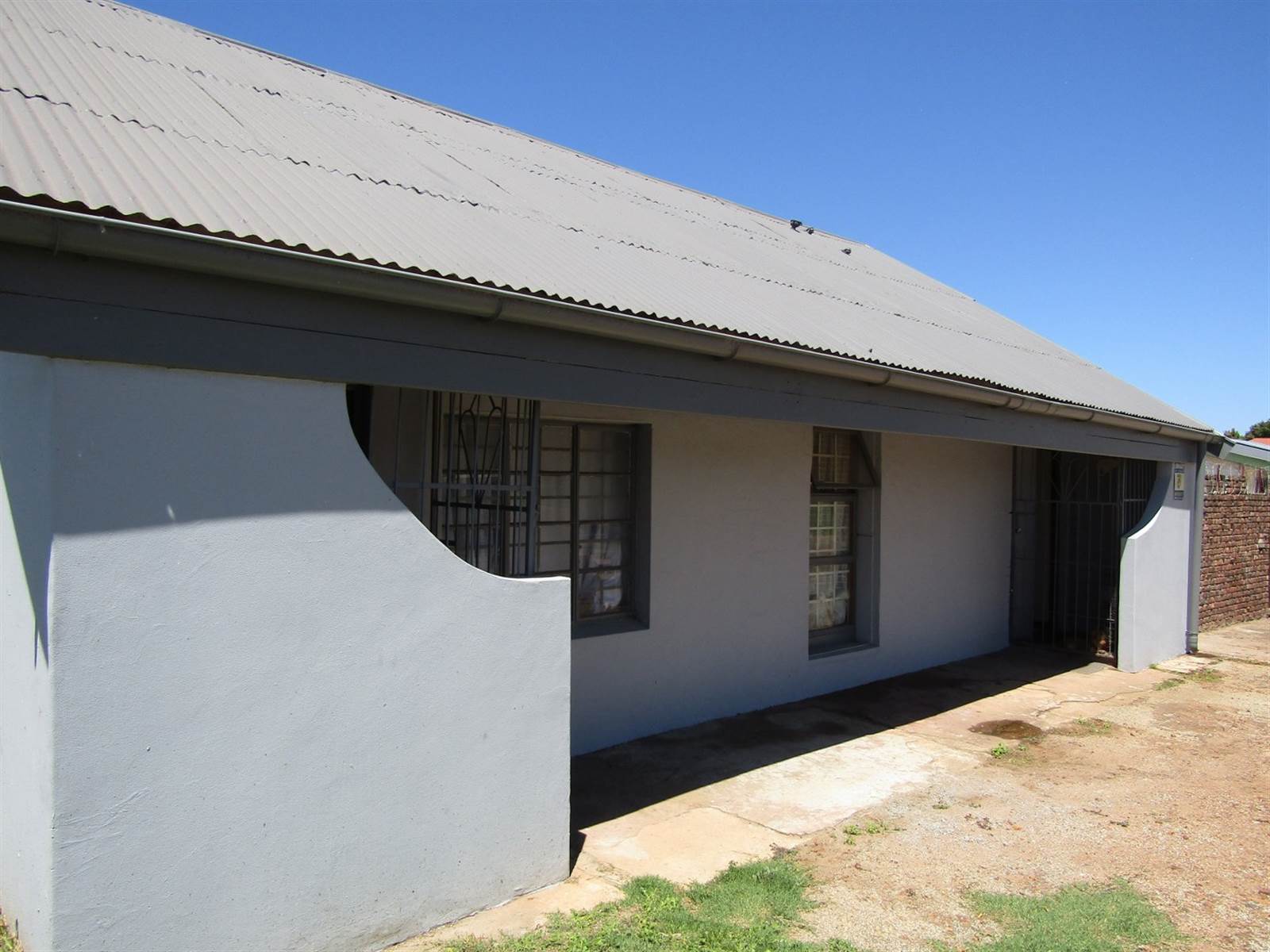 6 Bed Flat in Humansdorp photo number 1