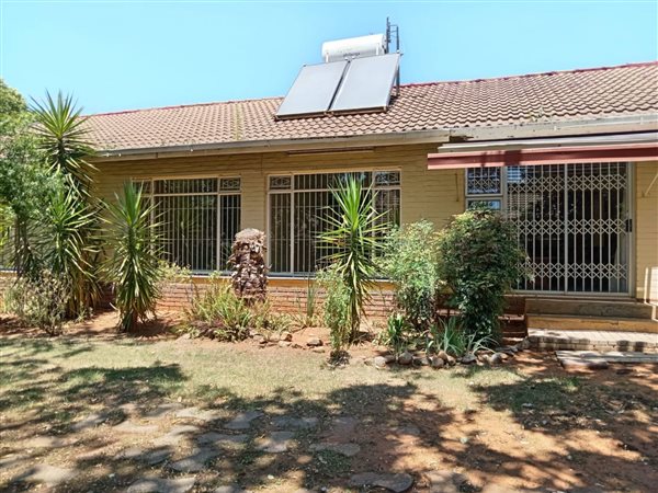 5 Bed House in Universitas