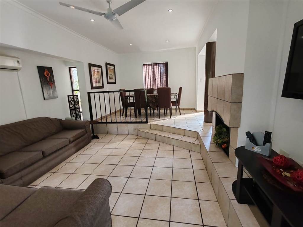 3 Bed Townhouse in Hartbeespoort Dam photo number 4