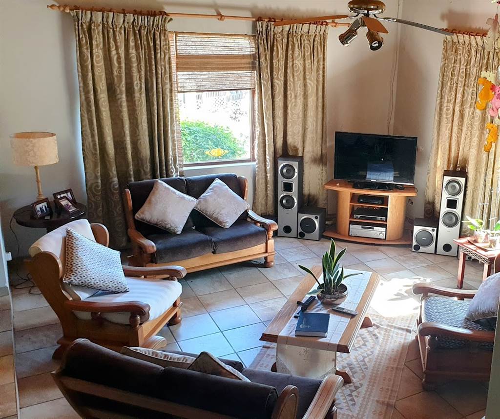 3 Bed House in Knysna Central photo number 3