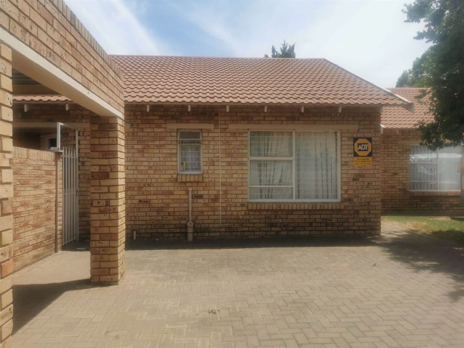 3 Bed Townhouse in Bloemfontein Farms photo number 1
