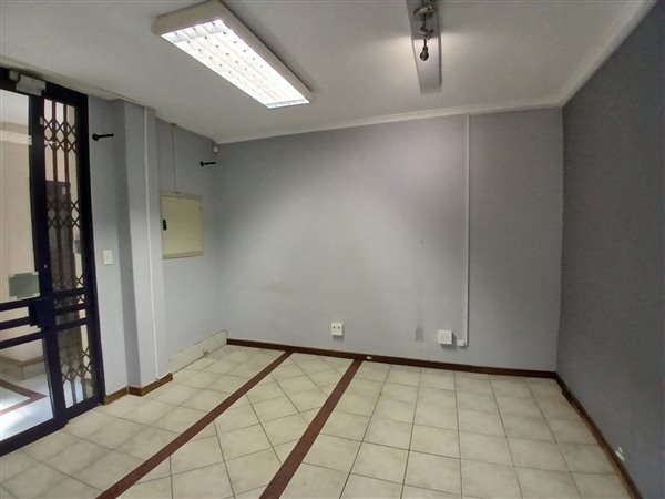 105  m² Commercial space