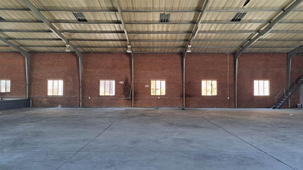 2400  m² Industrial space in Monavoni photo number 11