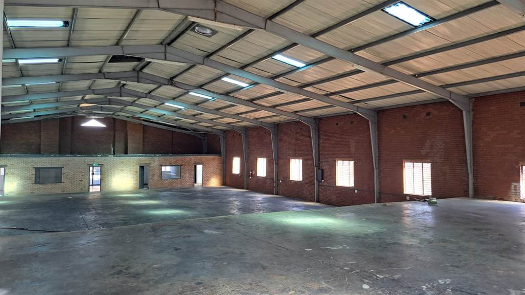 2400  m² Industrial space in Monavoni photo number 5