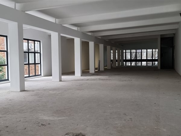 686  m² Commercial space