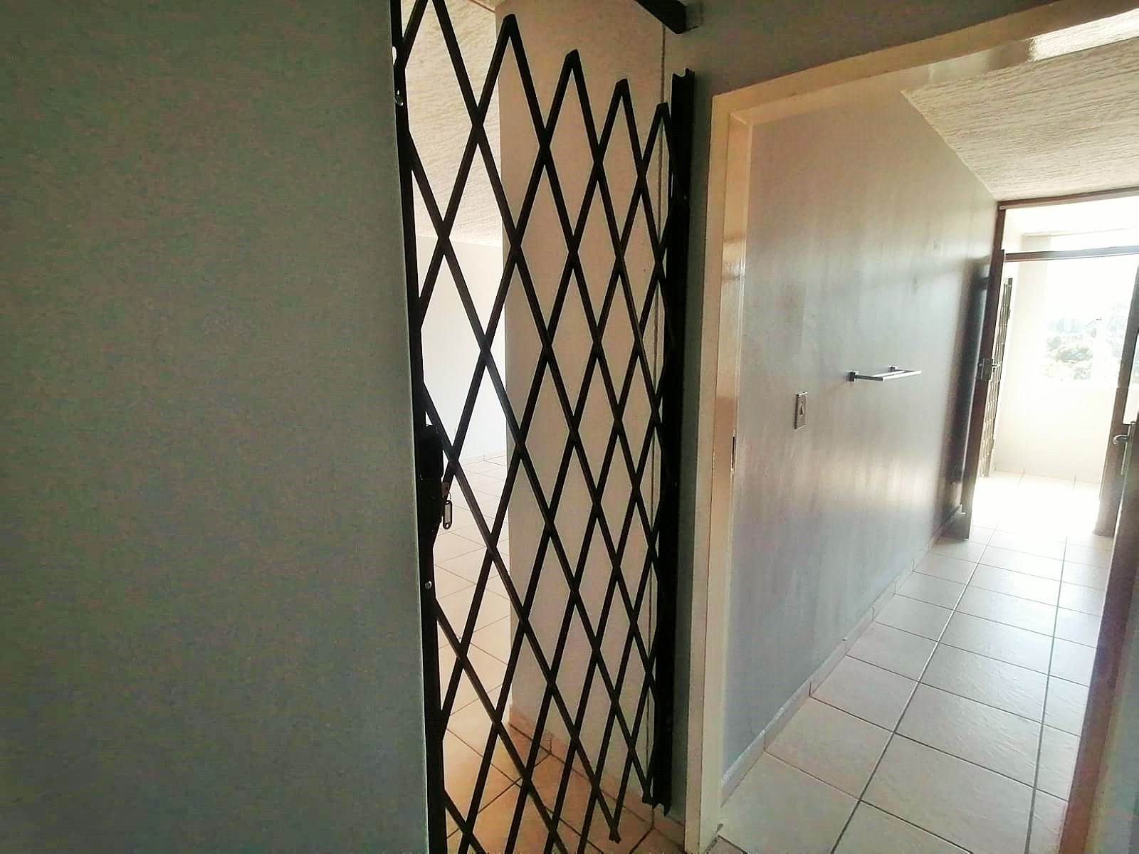 2.5 Bed Apartment in Rietfontein photo number 14