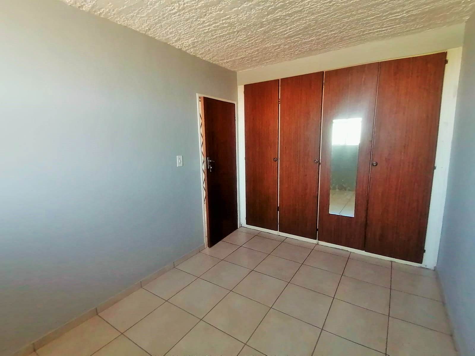 2.5 Bed Apartment in Rietfontein photo number 18