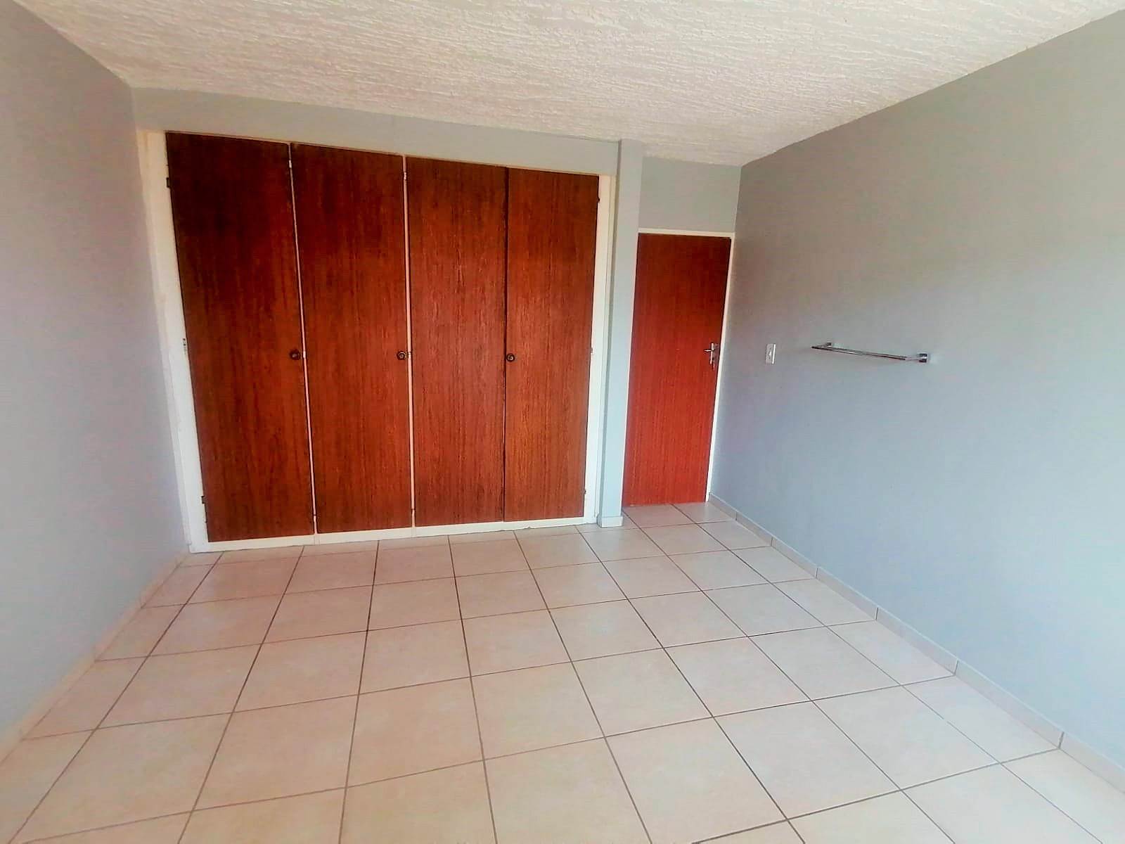 2.5 Bed Apartment in Rietfontein photo number 17