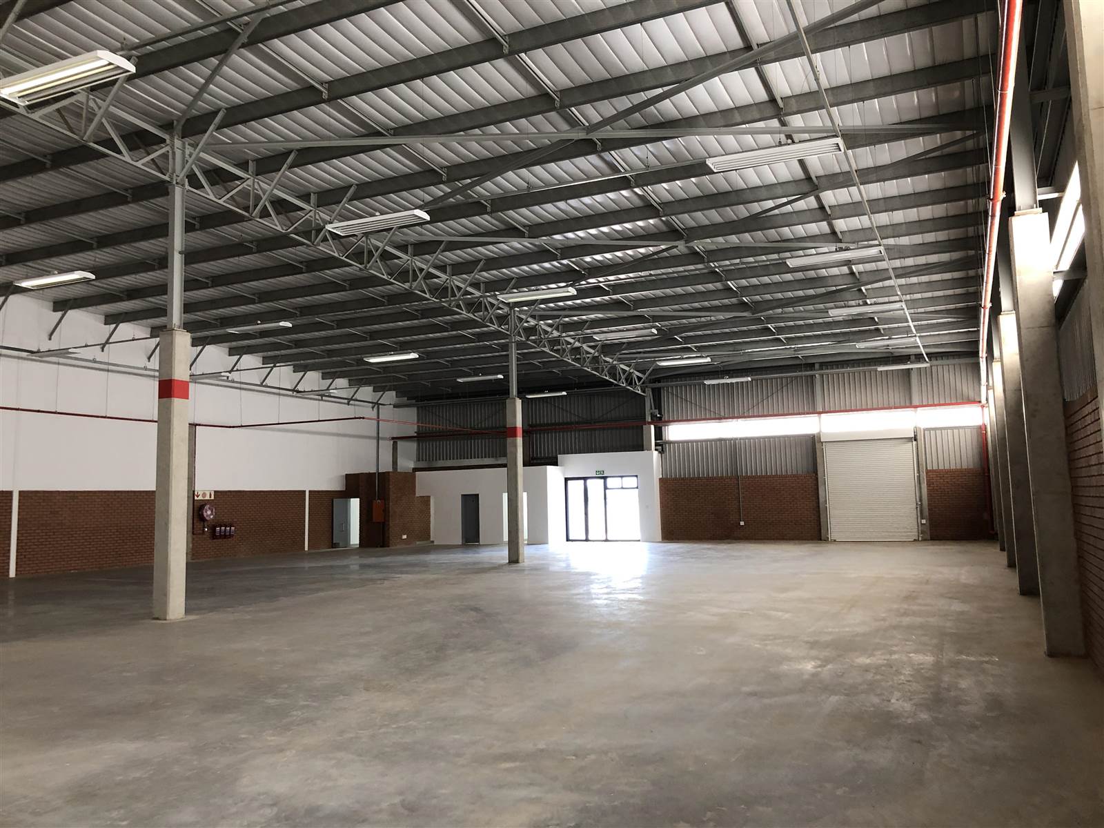 868  m² Industrial space in Clayville East photo number 1