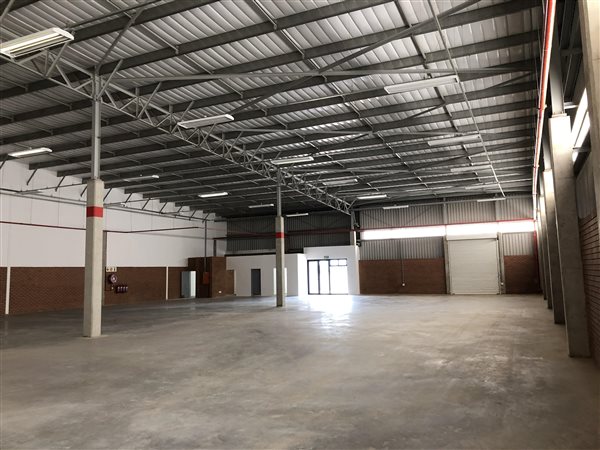 868  m² Industrial space in Clayville East