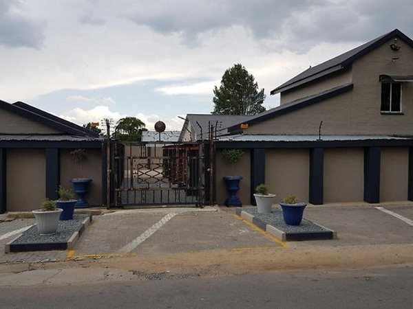 Commercial space in Parys