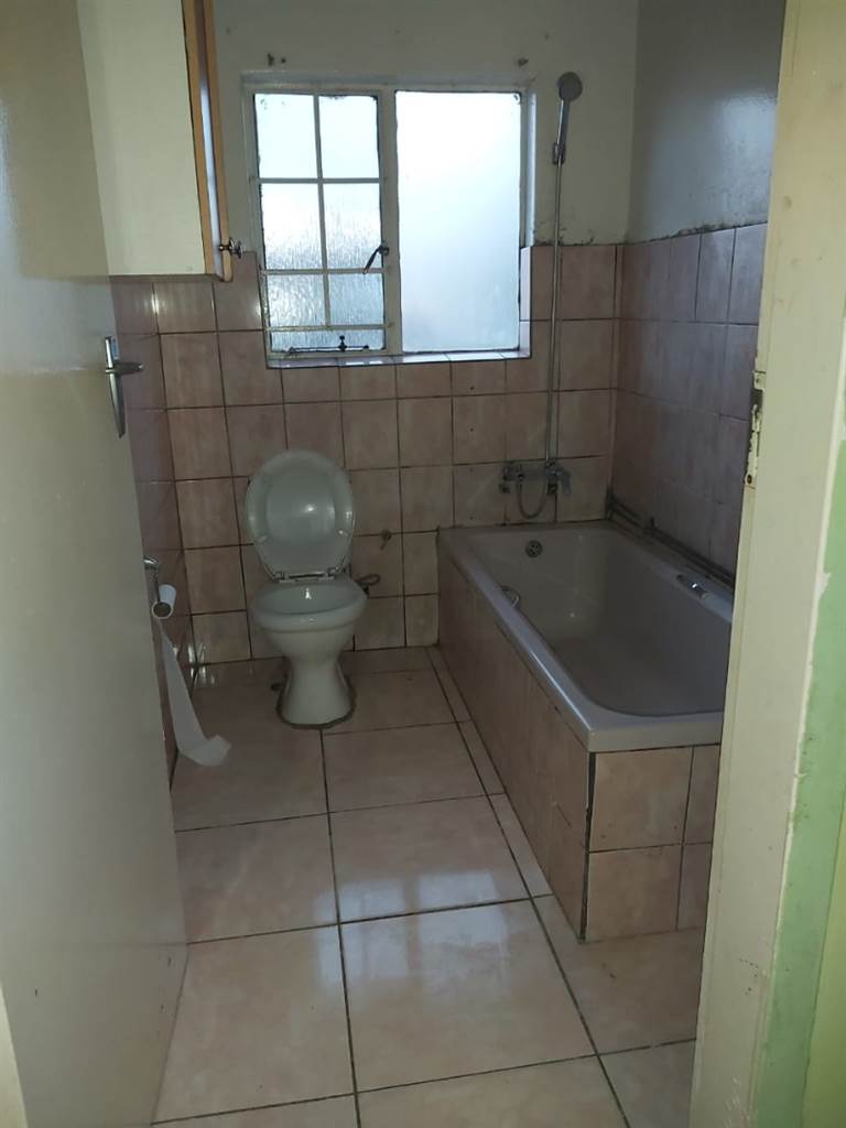 2 Bed Apartment in Germiston South photo number 16