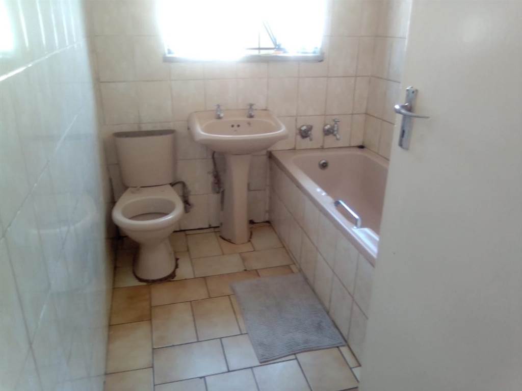 3 Bed House in Klipspruit photo number 10