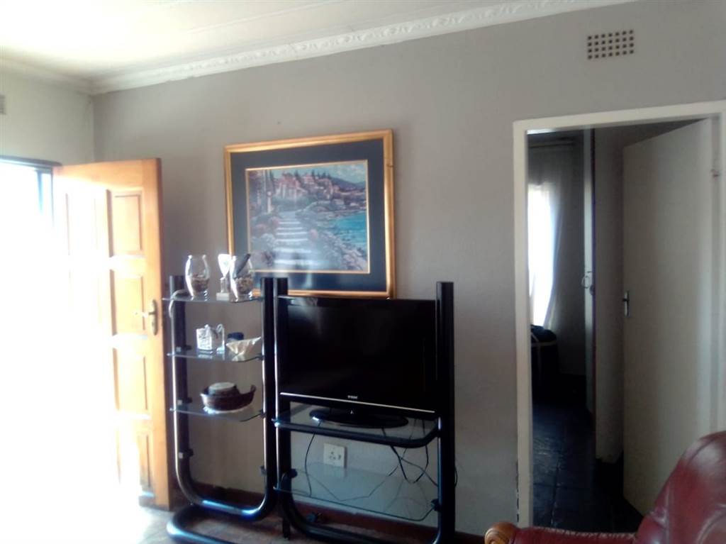 3 Bed House in Klipspruit photo number 3