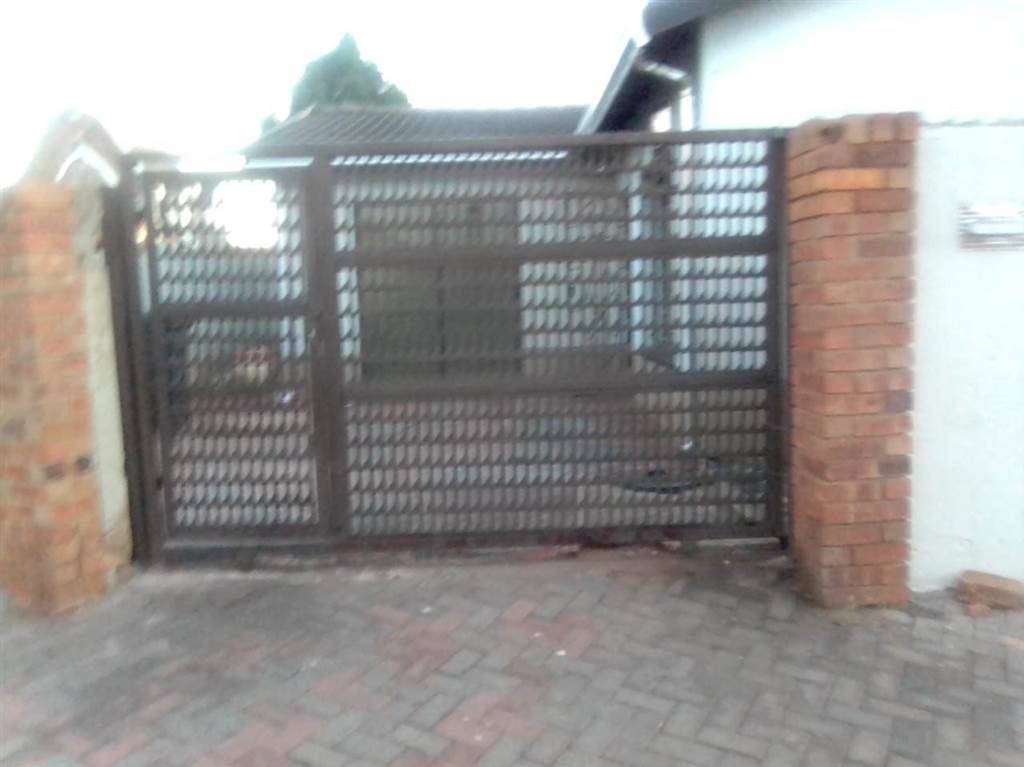 3 Bed House in Klipspruit photo number 2