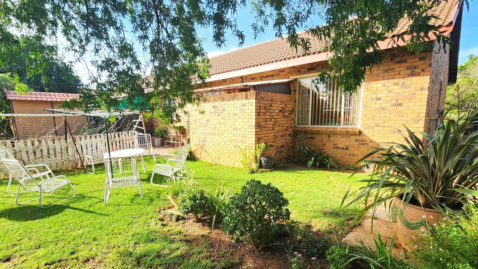 2 Bed Townhouse in Kleinfontein photo number 17