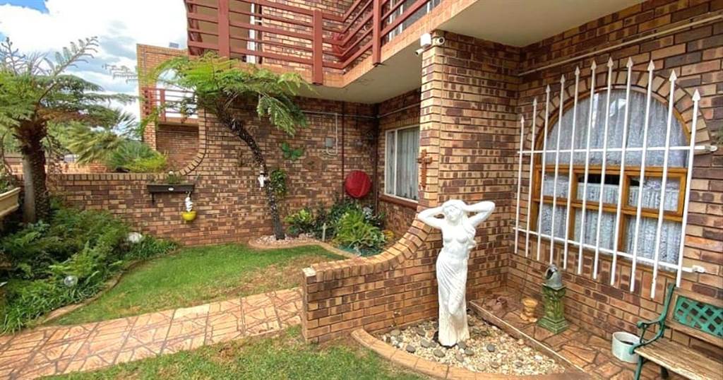 2 Bed Apartment in Carletonville photo number 1
