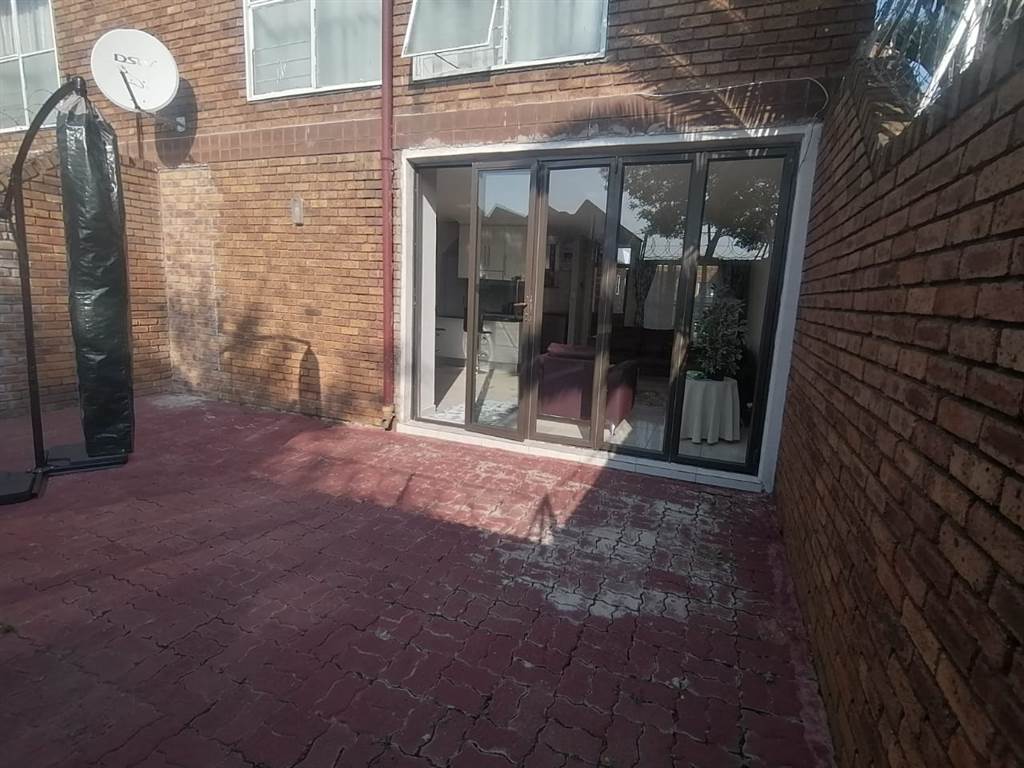 3 Bed Townhouse in Geduld photo number 14