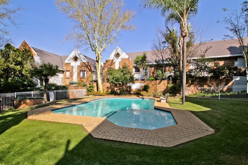 3 Bed Townhouse in Fourways Gardens photo number 20