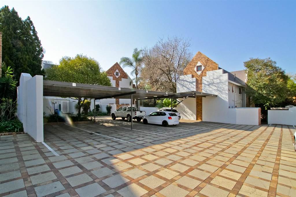 3 Bed Townhouse in Fourways Gardens photo number 21
