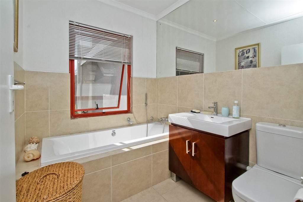 3 Bed Townhouse in Fourways Gardens photo number 9