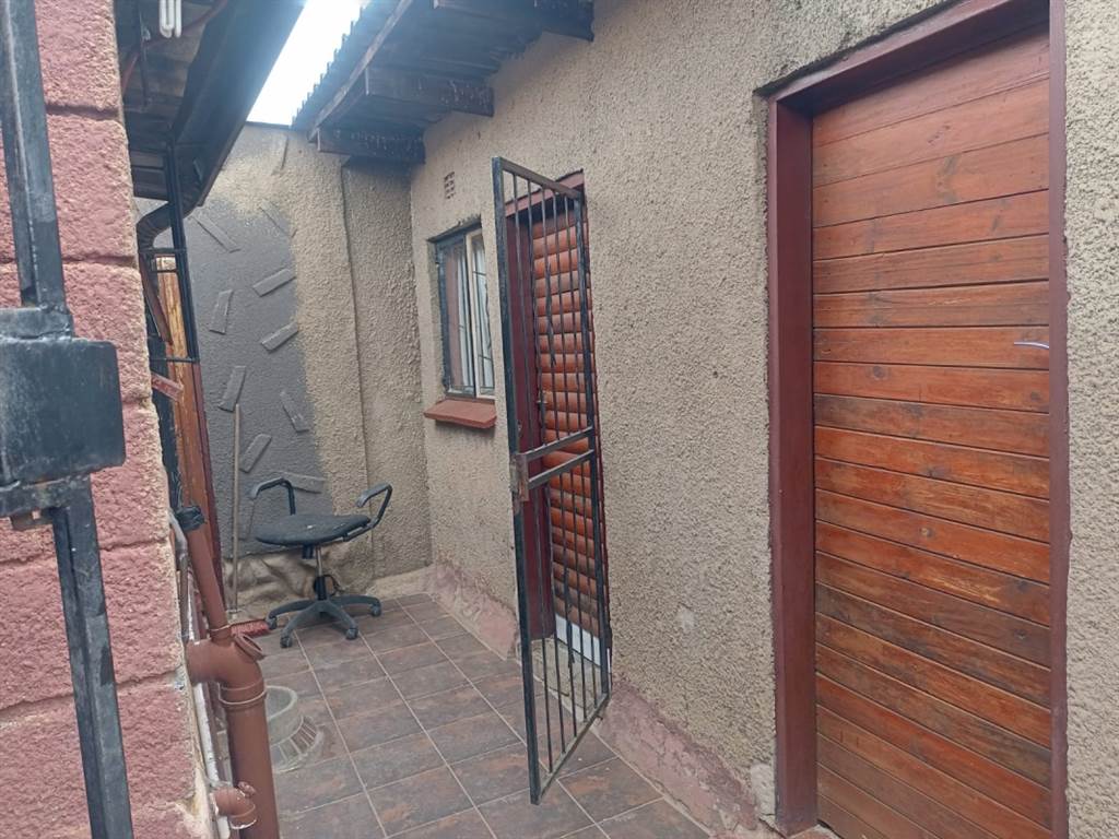 4 Bed House in Tembisa photo number 9