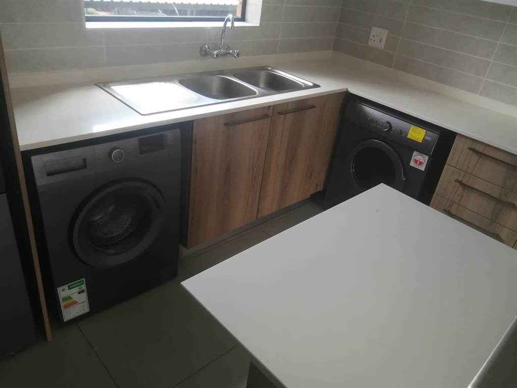 2 Bed Apartment in Modderfontein photo number 3