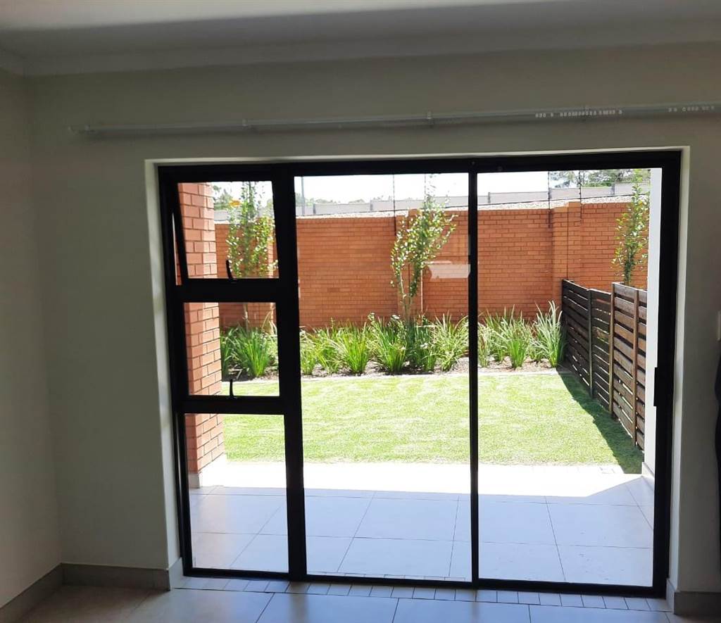 2 Bed Apartment in Modderfontein photo number 11