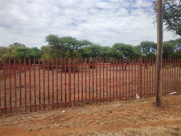 1100 m² Land available in Stella
