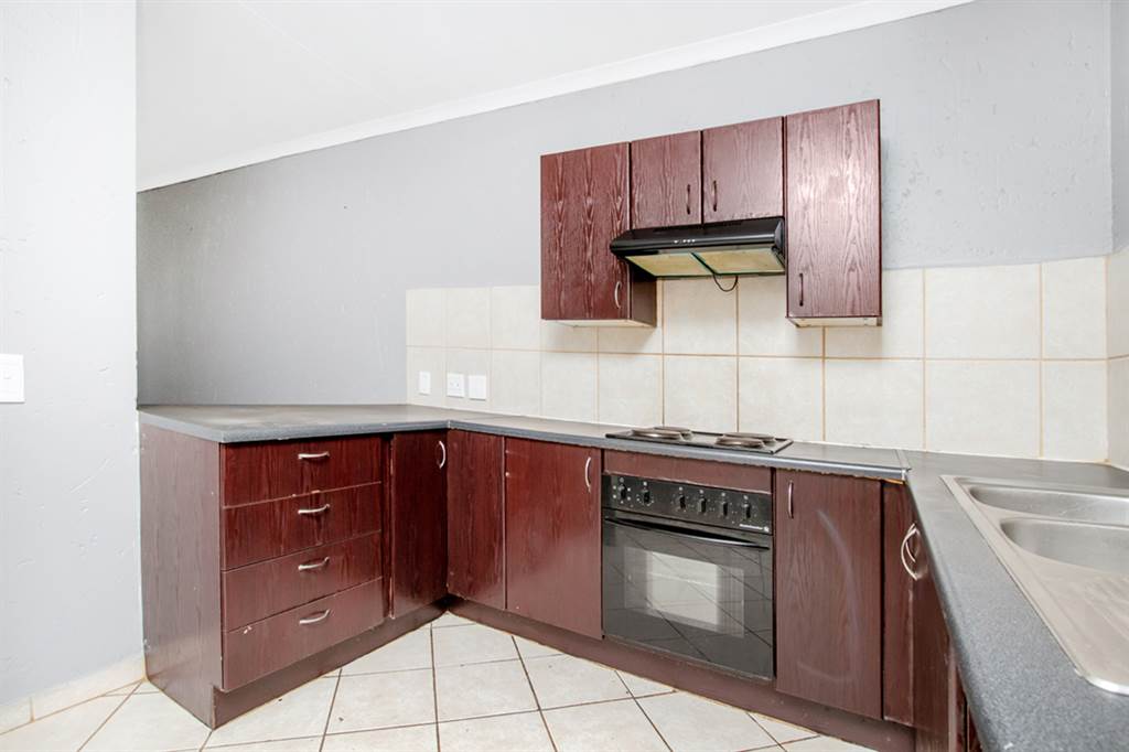 2 Bed Apartment in Grobler Park photo number 3