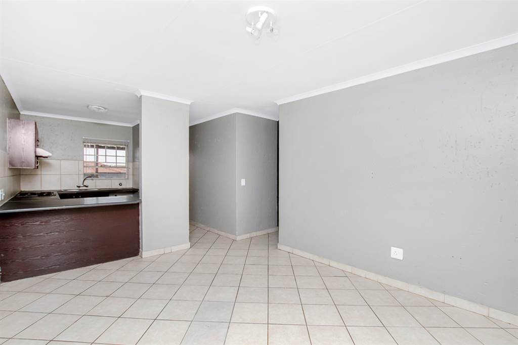 2 Bed Apartment in Grobler Park photo number 6