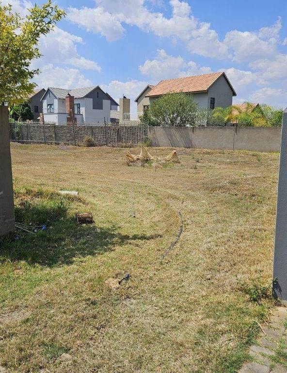 737 m² Land available in Melodie photo number 3